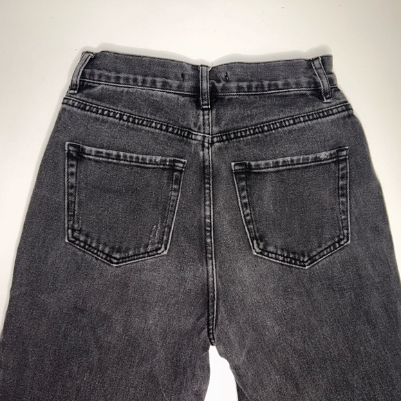 Packing Jeans - Picture 3 of 7